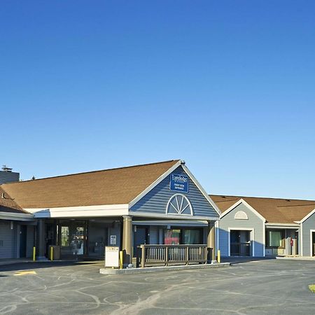 Travelodge By Wyndham Appleton Exterior photo