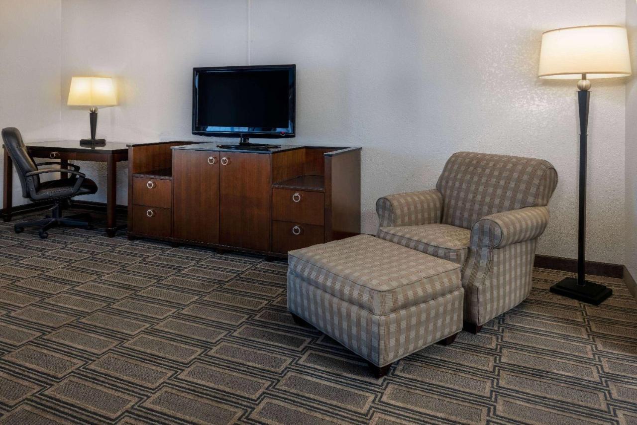 Travelodge By Wyndham Appleton Exterior photo