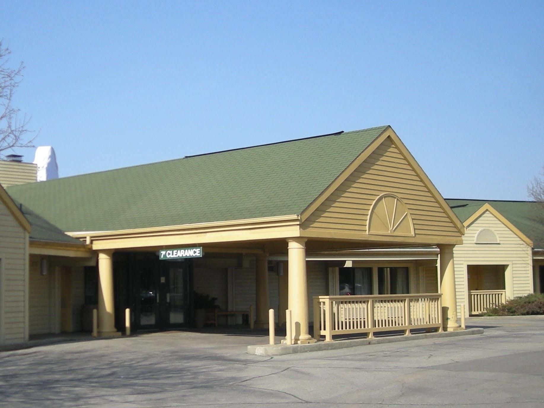 Travelodge By Wyndham Appleton Exterior photo