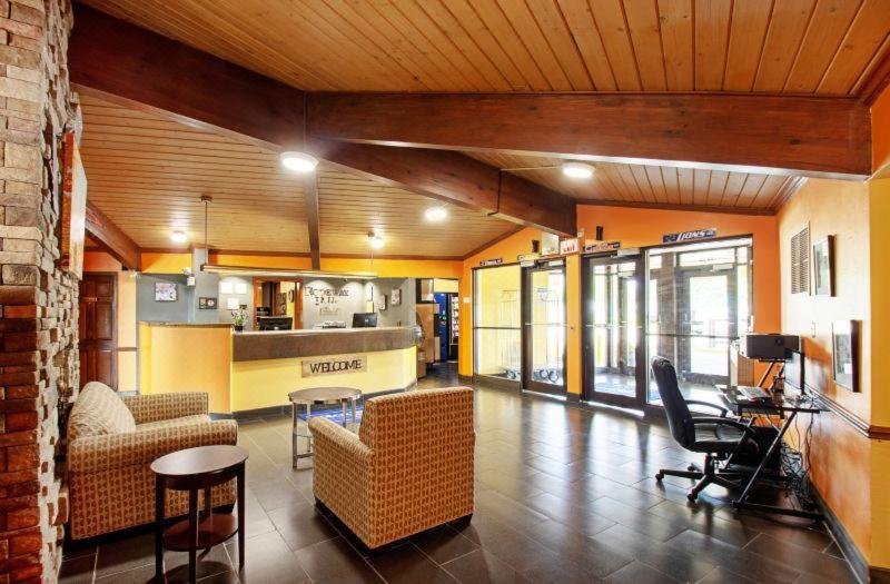 Travelodge By Wyndham Appleton Exterior photo