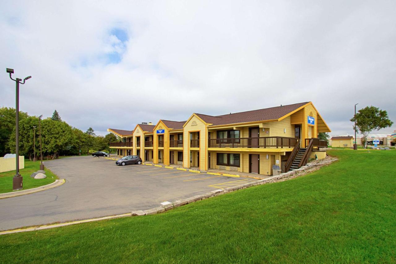 Travelodge By Wyndham Appleton Exterior photo